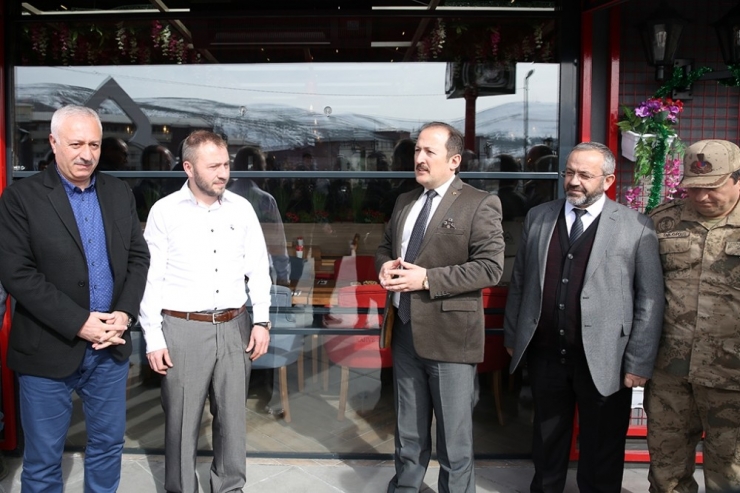 Bayburt’ta İki İşletmeye Örnek Esnaf Belgesi Verildi