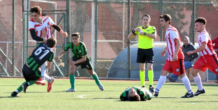 Şampiyonun Belirleneceği Maçta Saha Karıştı