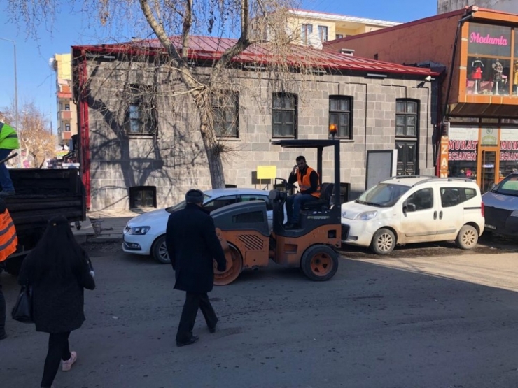 Karayolları Kars’ta Yollara Yama Atıyor