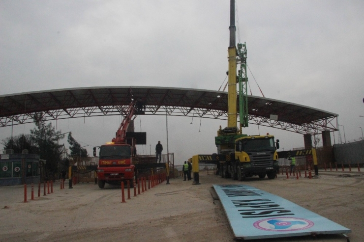 Öncüpınar Sınır Kapısının Demir Kapıları Sökülmeye Başlandı