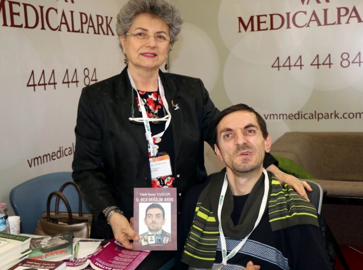 Sadece Baş Parmağını Kullanarak 4 Kitap Yazdı