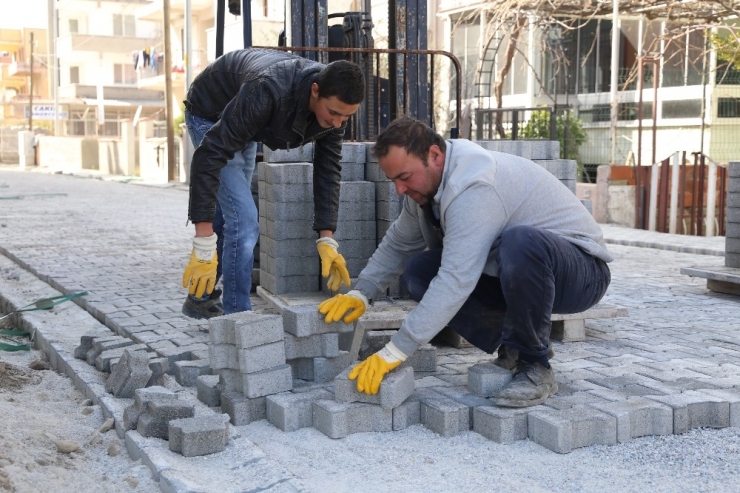 Bahçelievler’de Yollar Çiçek Açıyor