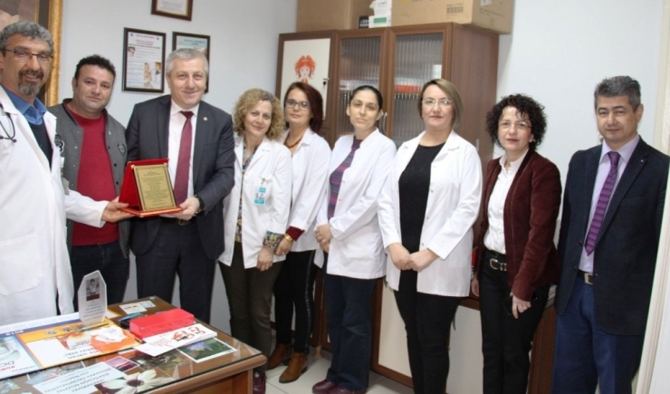 Kendileriyle Yakından İlgilenen Sağlık Personeline Teşekkür Etti