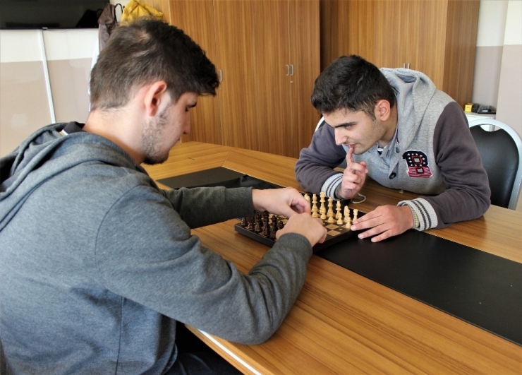 Görme Engelli 2 Öğrencinin 11 Yıllık Dostluğu Örnek Oluyor