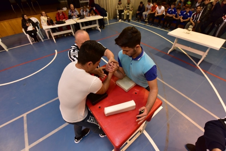 Osmaniye’de Okullar Arası Bilek Güreşi