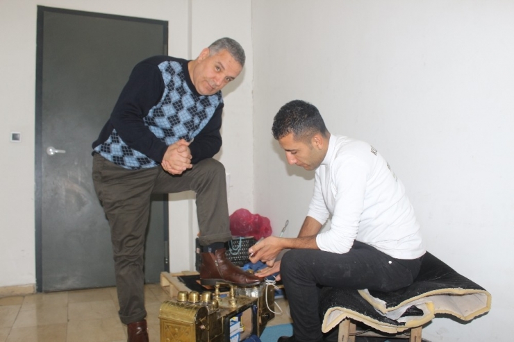 ‘Kurumsal’ Ayakkabı Boyacısının Meslek Aşkı