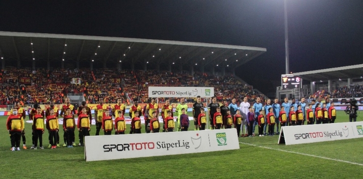 Spor Toto Süper Lig: Göztepe: 0 - Trabzonspor: 1 (İlk Yarı)