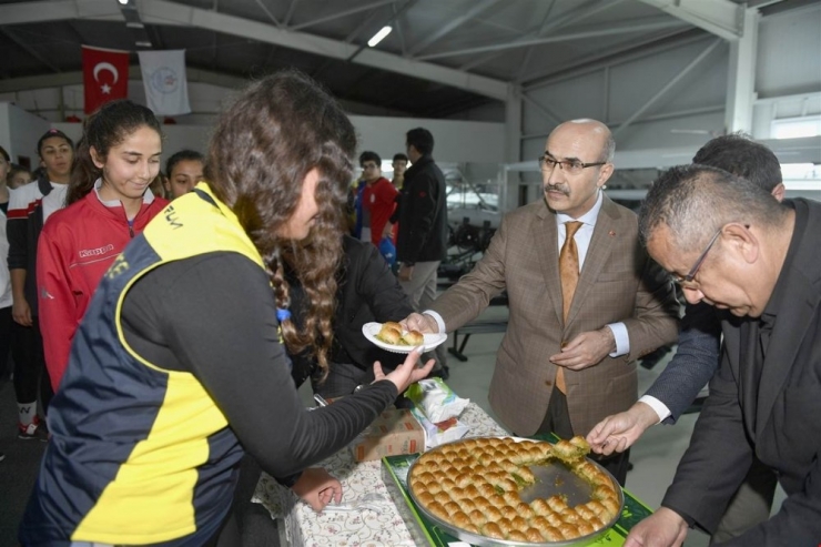Vali Demirtaş’tan, Kürek Milli Takımı’na Tatlı