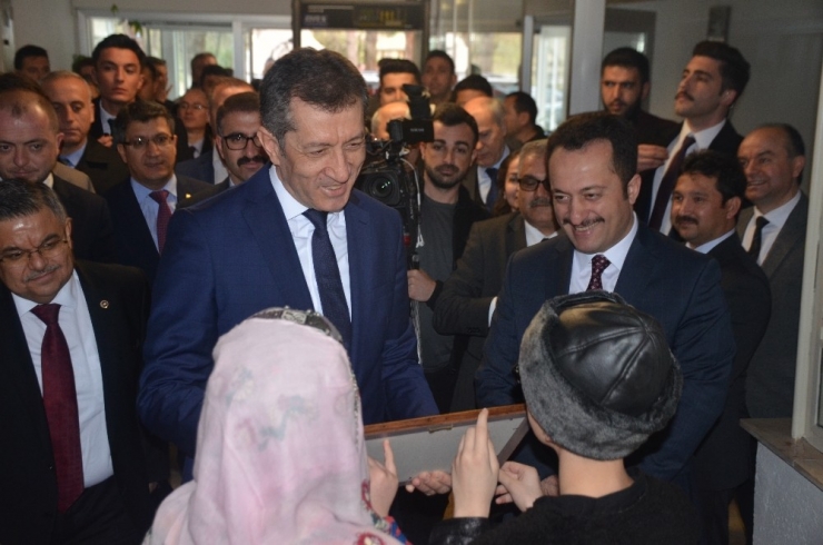 Bakan Selçuk’a Adına Dikilmiş Fidan Sertifikası