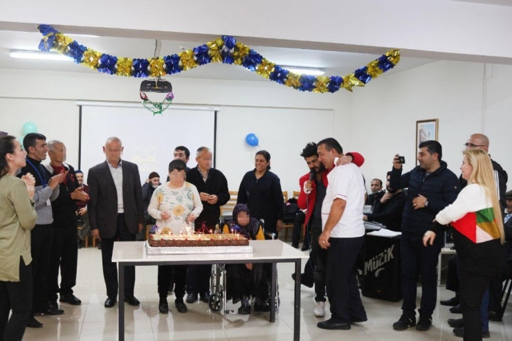 Yaşlılar Yeni Yaşlarına Oynayarak ’Merhaba’ Dedi