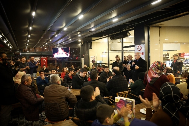 Yıldırım, Kafede Gençlerle Buluştu