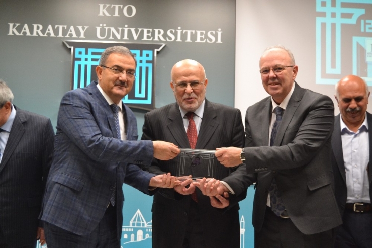 Prof. Dr. Osman Okka’ya 50. Yıl Plaketi