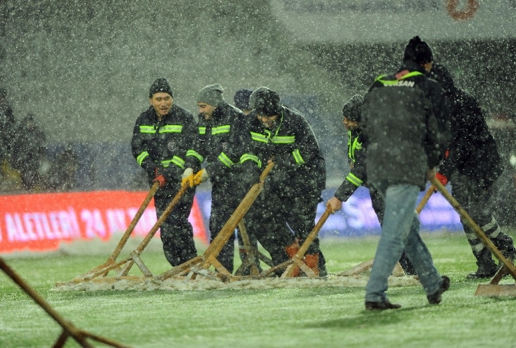 Spor Toto Süper Lig’in 23. Haftasında Bu Akşam Oynanan Medipol Başakşehir - Bursaspor Maçı Yoğun Kar Yağışı Nedeniyle 5. Dakikada Tatil Edildi. Hava Şartlarının Elverişli Olması Halinde Mücadele Yarın Aynı Saatte Oynanacak.