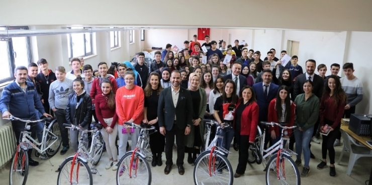 Uşak’ta Gençlere Kitap Ve Bisiklet Hediye Edildi