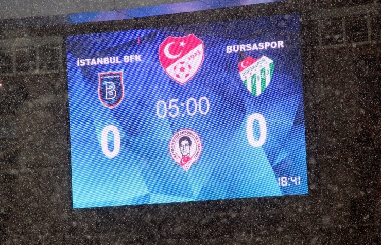 Spor Toto Süper Lig: Medipol Başakşehir: 2 - Bursaspor: 0 (İlk Yarı)
