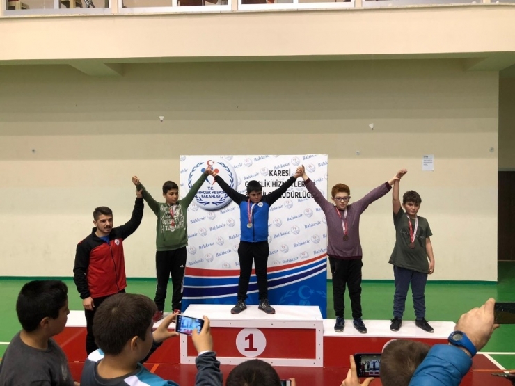 Burhaniye Adını Güreşle Duyuruyor