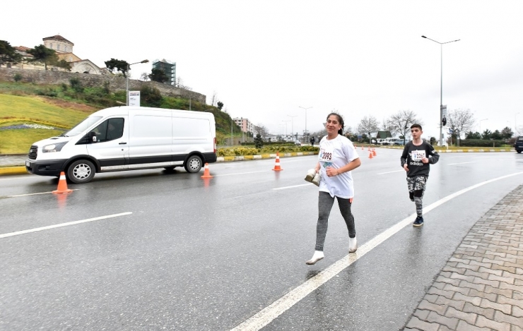 Ayağı Sıkan Ayakkabılarını Eline Alarak Koştu