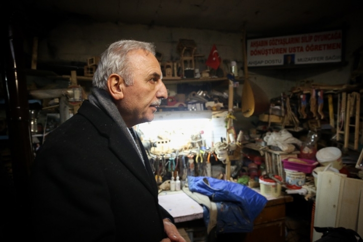 Atık Kerestelerden Yaptıkları Başkan Adayını Şaşkına Çevirdi