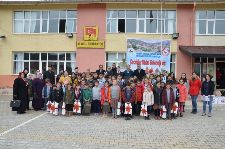 Akseki’de Öğrencilere Ayakkabı Yardımı