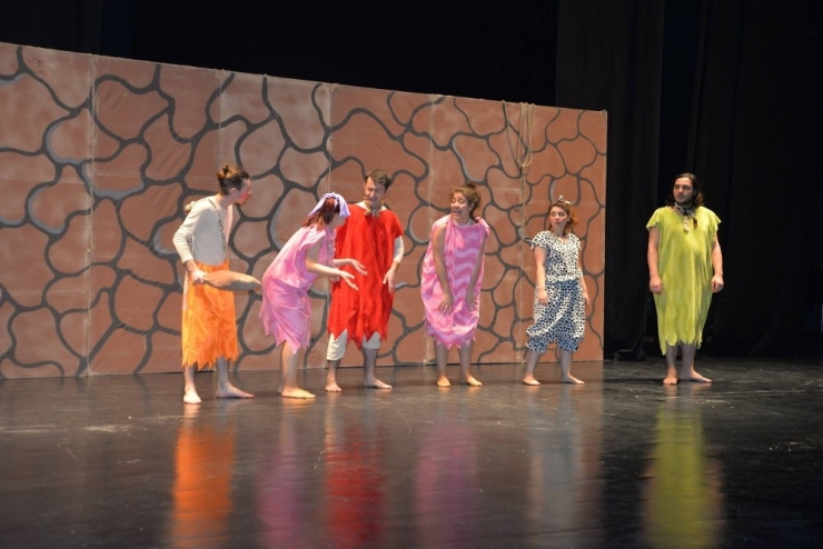 Çocuklar Tiyatro Oyunları İle Buluştu