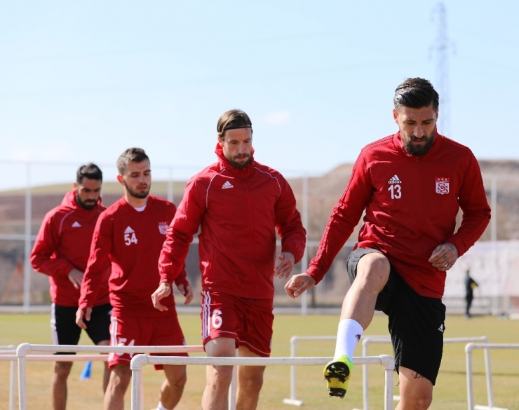 Hakan Keleş: "Bursaspor’un İçerideki Coşkusuna Karşılık Verirsek Puanla Döneriz"