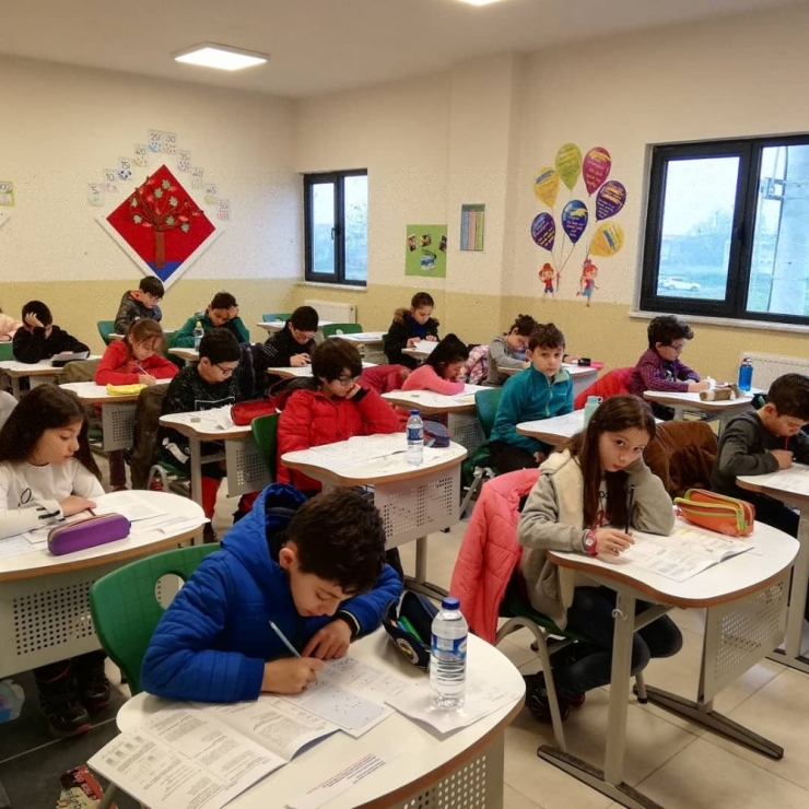 Öğrenciler Okula Kabul Sınavında Ter Döktüler