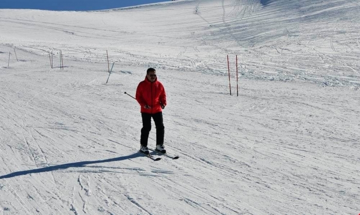 Vali Akbıyık Vatandaşlarla Birlikte Kayak Yaptı