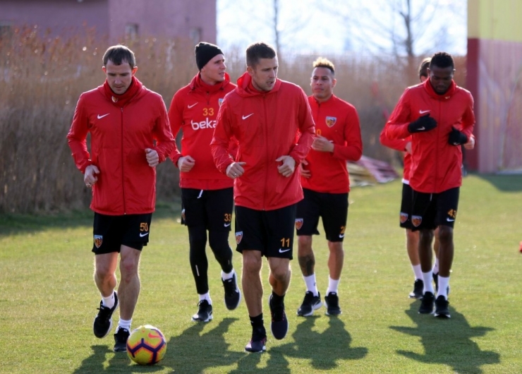 Hikmet Karaman: “Aldığımız 3 Puanın Ligdeki Sıralamaya Baktığımızda Ne Kadar Önemli Olduğunu Görüyoruz”