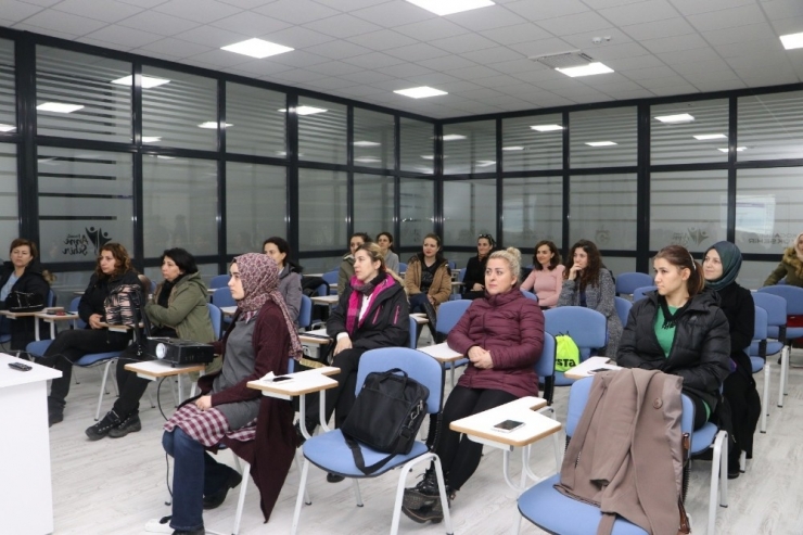 Kadınlar Aile Konusunda Bilgilendiriliyor