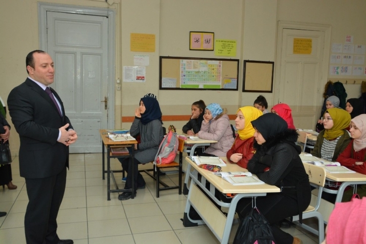 Milli Eğitim Müdürü Yıldız, Gazi İmam Hatip Ortaokulunu Ziyaret Etti