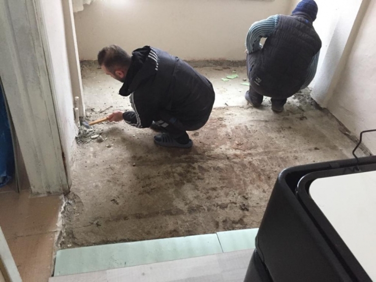 Meslek Lisesi Öğrencileri İhtiyaç Sahiplerinin Evlerini Onarıyor