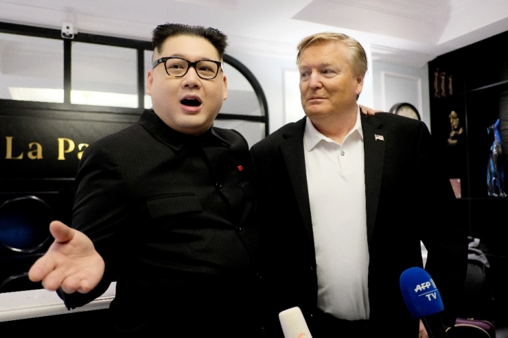 Gerçek Kim Gelirken, Benzer Kim Sınır Dışı Edildi