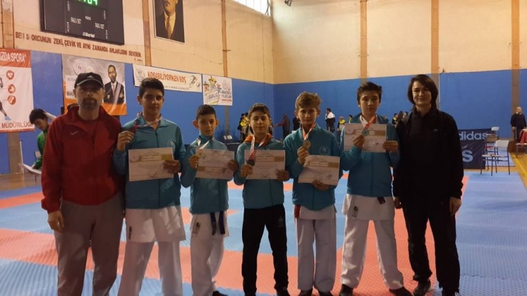 Karateciler 4 Altın 3 Gümüş Ve 3 Bronz Madalya İle Döndü