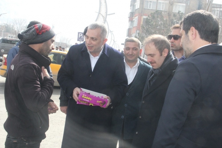 Ak Parti’li Külünk’ten Vatandaşlara Çikolata İkramı