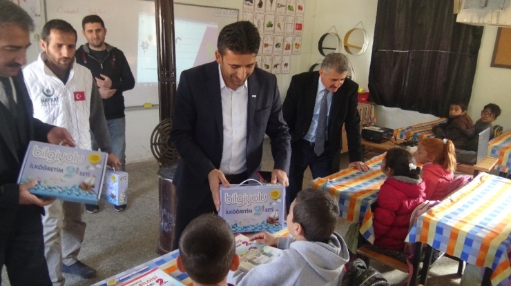 Gercüş’te Hayrat Derneği Tarafından Öğrencilere Kitap Seti