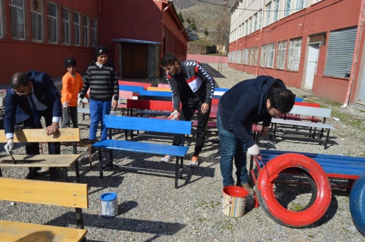 Atık Malzemelerden Renkli Okul Bahçesi Oluşturdular
