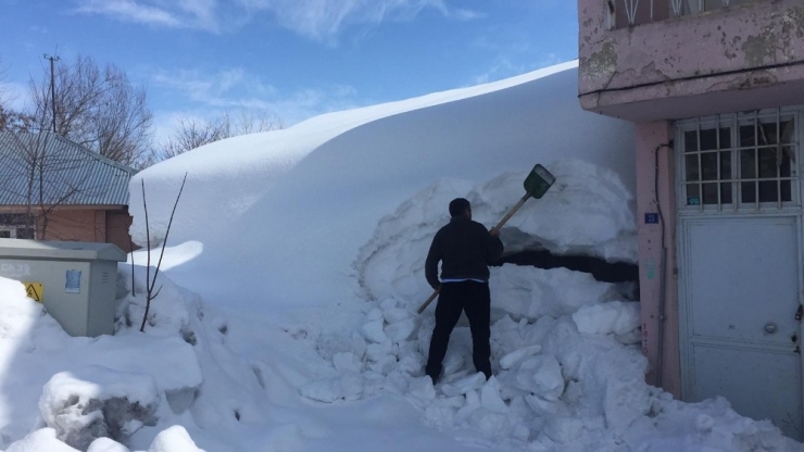 Kara Gömülen Ev, Kürekle Temizlenemeyince Devreye Kepçe Girdi