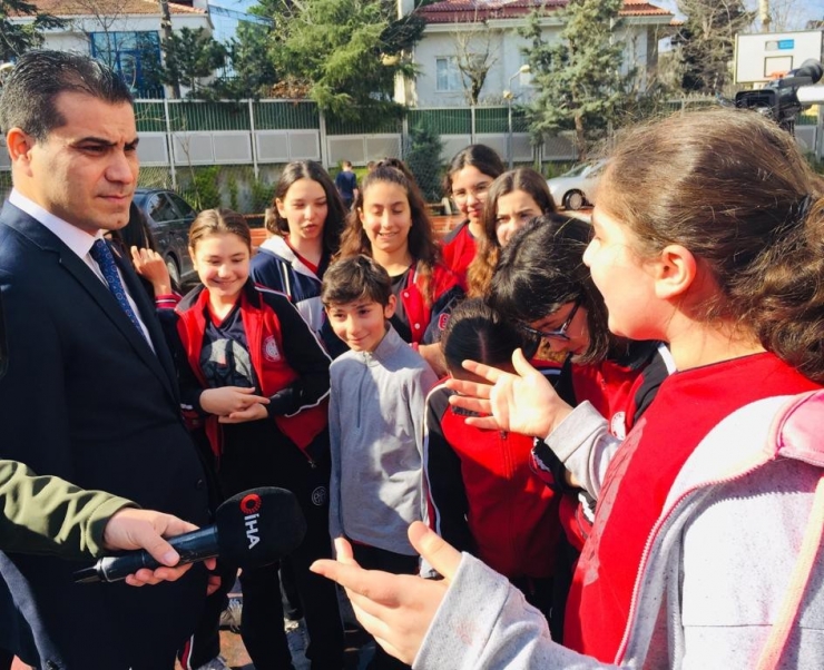 Beşiktaş Belediye Başkan Adayı Toper, Okul Okul Gezip, Öğrencilere Kedi Ve Köpek Maması Dağıttı