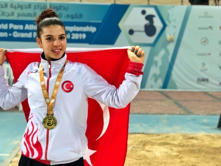 Esra Bayrak’tan Altın Madalya