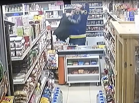 Markette Derbi İzleyen Baba Ve Oğlunun Gol Sevinci Güvenlik Kamerasına Yansıdı