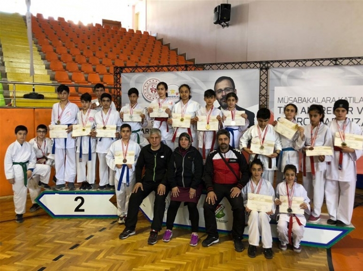 Malatya Karatede Hem Erkeklerde Hem De Kızlarda Birinci