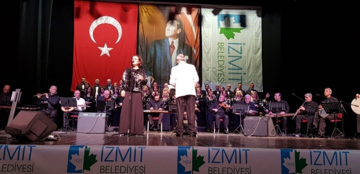 İzmit’te Türk Halk Müziği Konserine Büyük İlgi