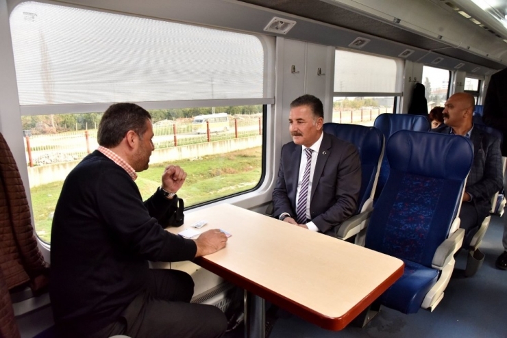 Tuna, Treni Binip Yolculara Projelerini Anlattı