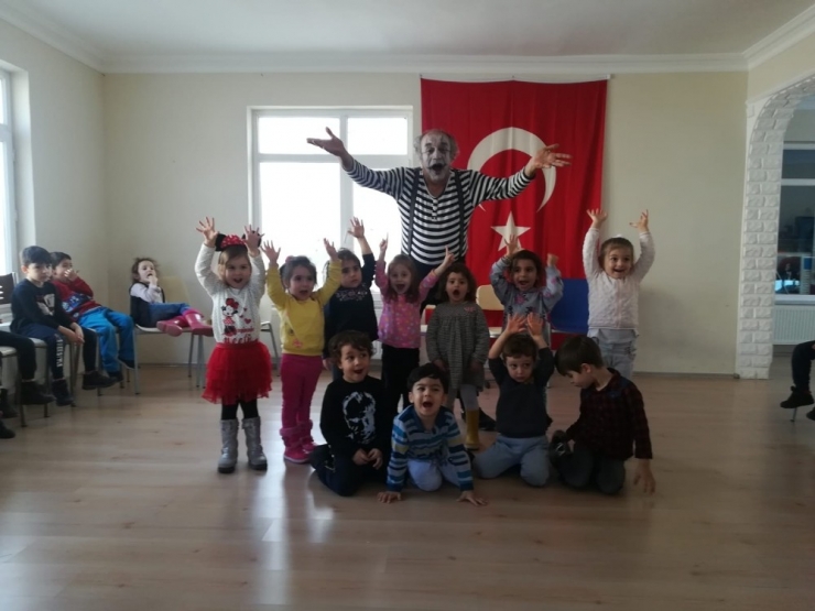 Minik Öğrencilere Pandomim Gösterisi