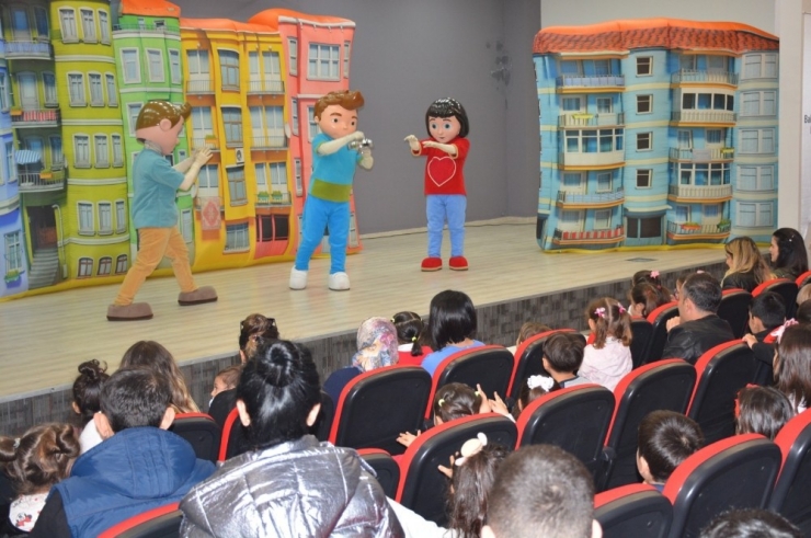 Silopi Belediyesi’nden Miniklere Tiyatro Gösterisi