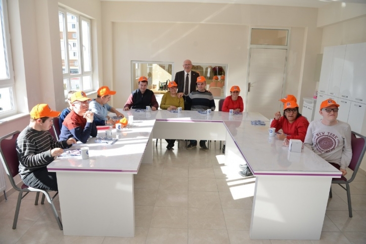 Rektör Savaş Engelli Öğrenci İle Ebru Çalışması Yaptı