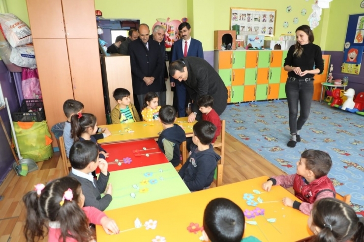 Vali Öksüz, Okullarda İncelemelerde Bulundu