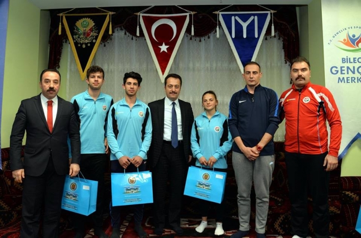 Vali Şentürk, Başarılı Sporcuları Ödüllendirdi