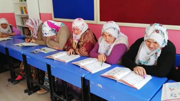 Okuma Yazma Öğrenmenin Sevincini Yaşıyorlar