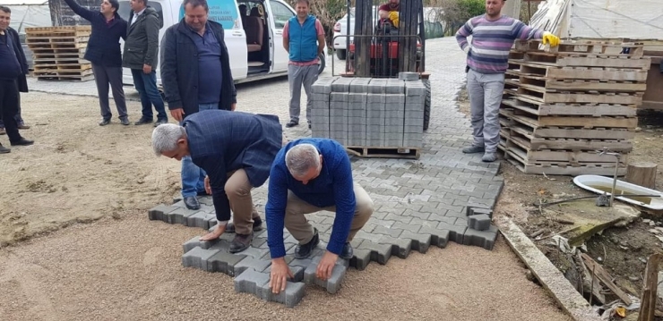 Ak Partili Başkan Adayı Karakuş, Seçim Çalışmasını Bırakıp Parke Döşedi